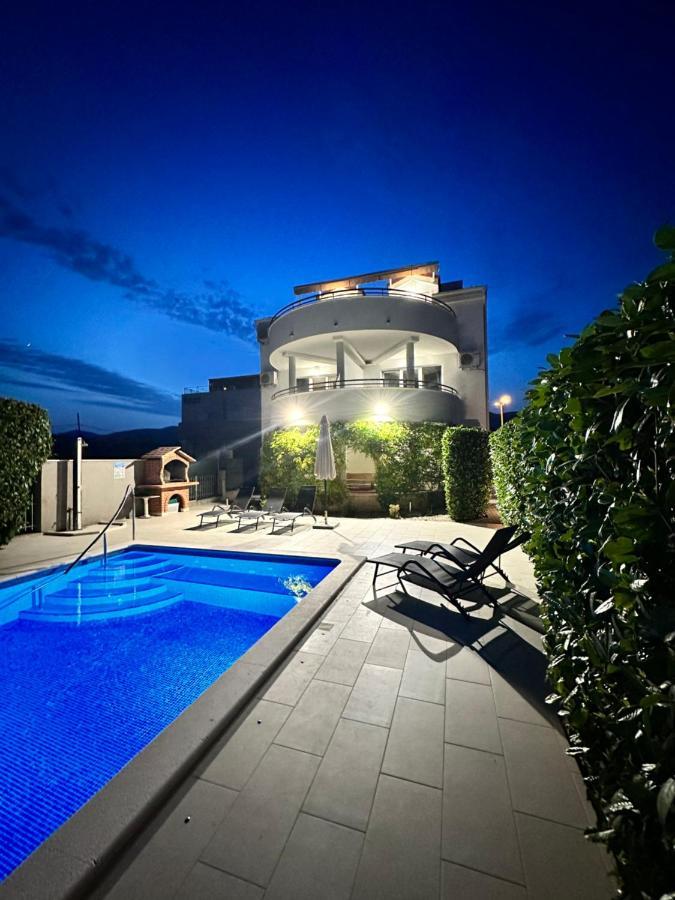 Apartments Villa Ohana Kastela Exterior photo
